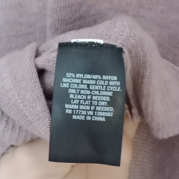 #194. Very Beautiful Women's Long Sleeves Sweater. Size: Large - Picture 6 of 6